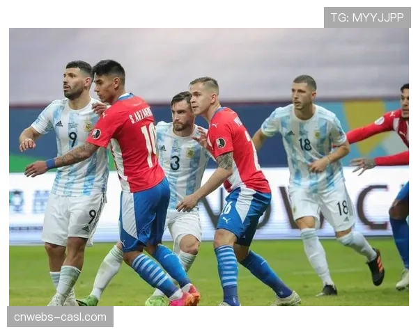 温情一幕：客队球员为受伤倒地的对手示意暂停，获全场掌声